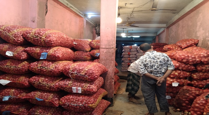 ভারত থেকে আসায় পেঁয়াজের কেজি এখন ১৫ টাকা!